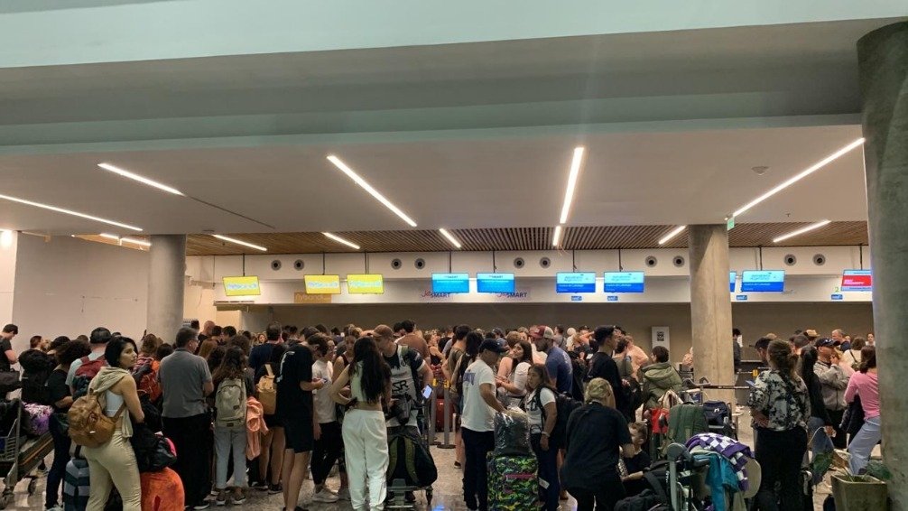 Caos en Puerto Iguazú: cientos de personas varadas en el aeropuerto